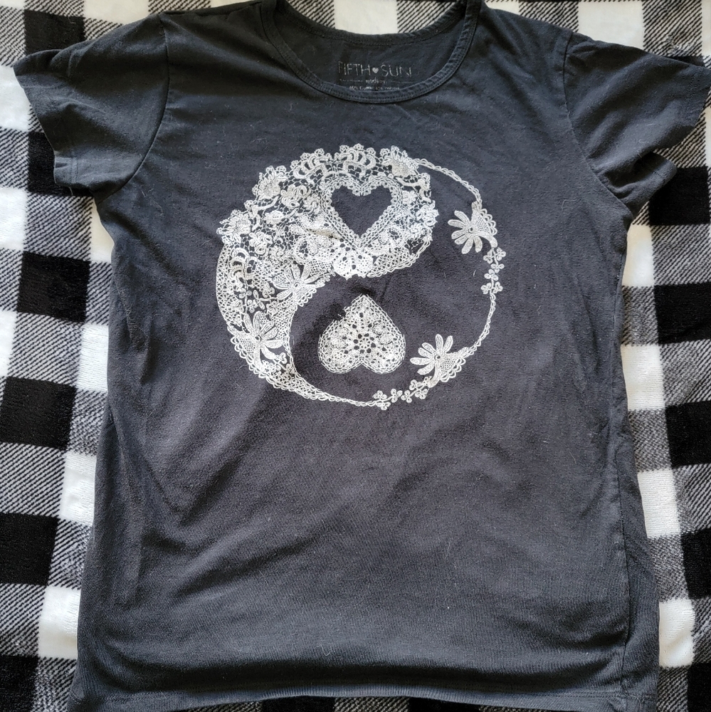 Fifth Sun 2000s peace sign tiny tee, size medium